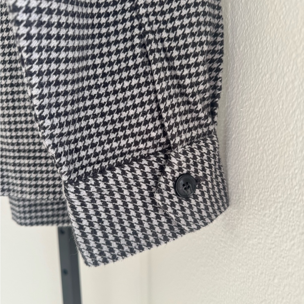 Banana Republic Men's Black and White Houndstooth Jacket - Picture 5 of 5